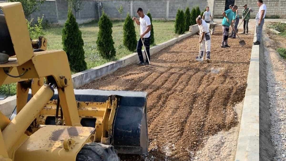 Po vazhdon ndërtimi i infrastrukturës rrugore dhe kanalizimit në