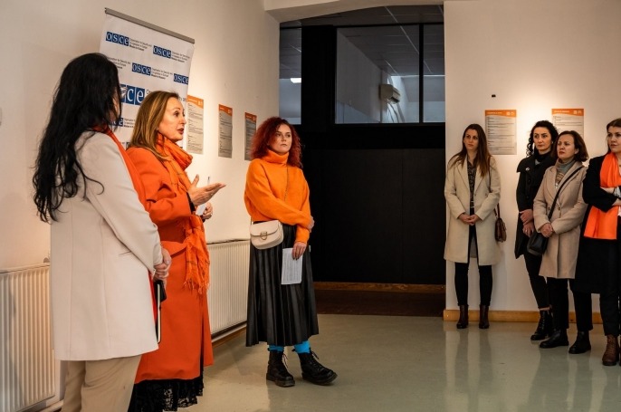 Në Kamenicë mbahet ekspozita “Tuneli i fundit” në kuadër të fushatës “16 Ditë të aktivizimit kundër dhunës në bazë gjinore”