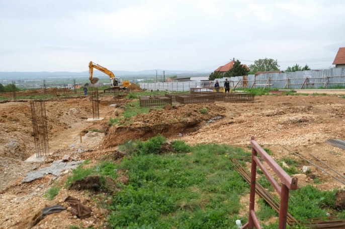 Vazhdojnë punimet në ndërtimin e Palestrës Sportive në Fushë Kosovë