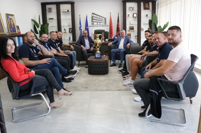 Kryetari Ahmeti priti në takim sportistët e KV "Skënderbeu", fitues të Superkupës së Kosovës në Volejboll për vitin 2023