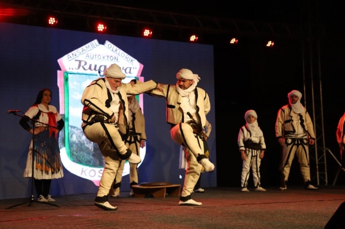 Përfundon festivali mbarëkombëtar i folklorit "Boletini n’plis të bardhë"