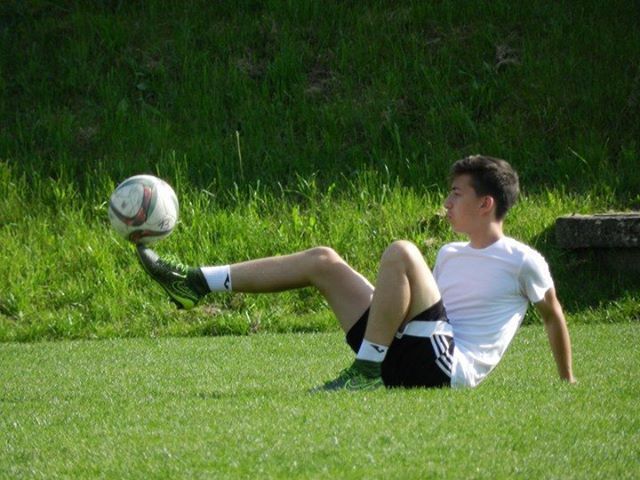 16-vjeçari nga Vitia po mahnitë me talentin e tij në futboll [Video]