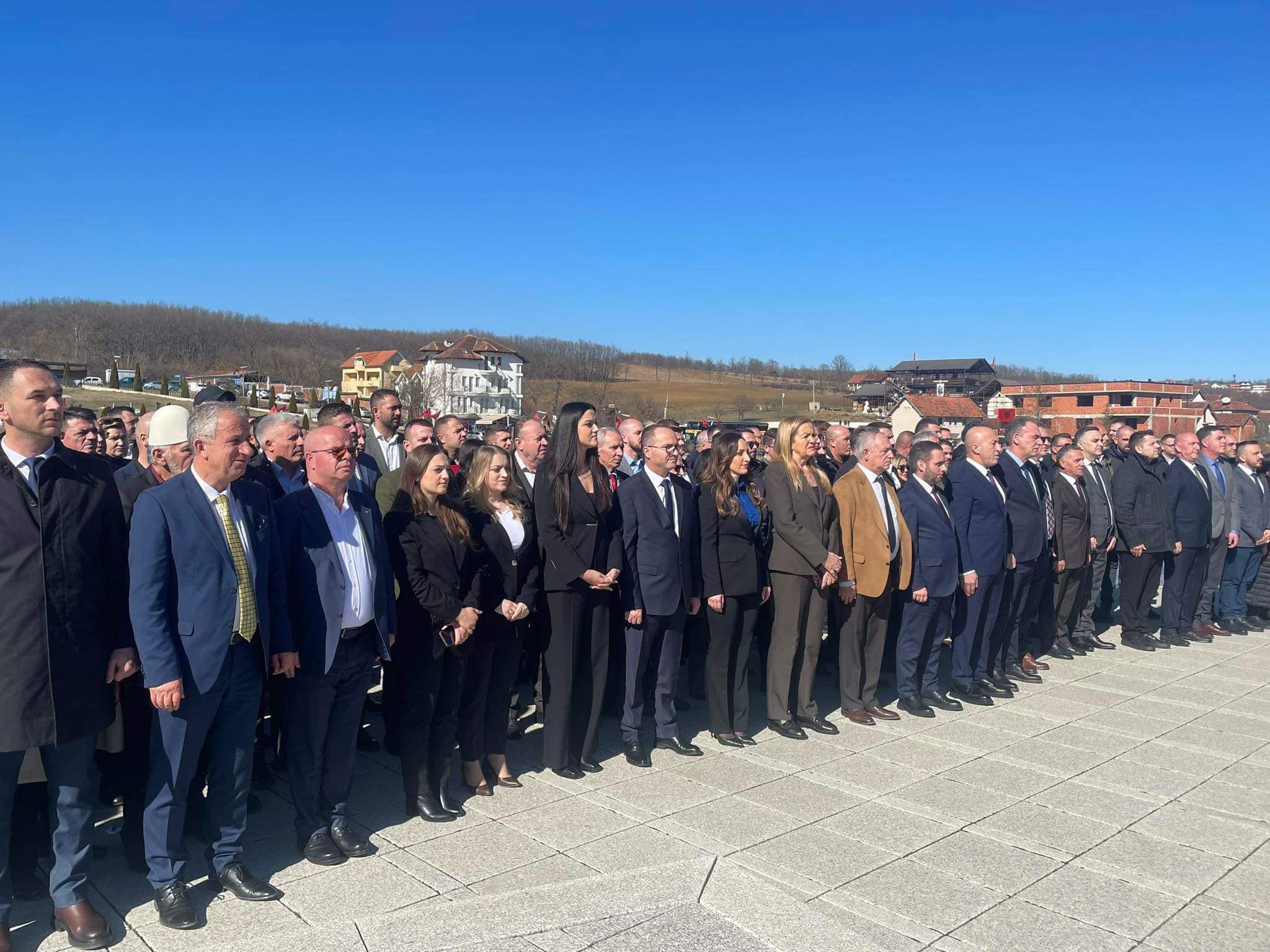 Kryetari Latifi nderoi sakrificën e familjes Jashari në Prekaz me